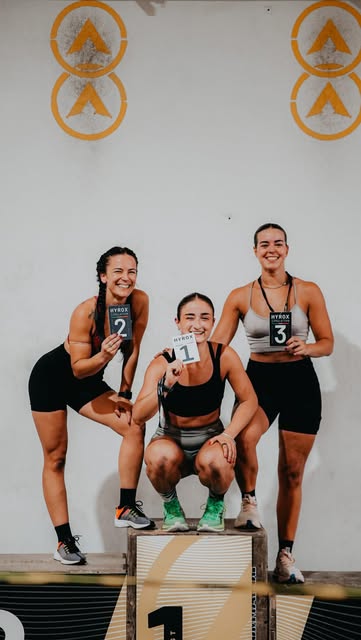 Carlota com duas amigas de dorsal ao peito