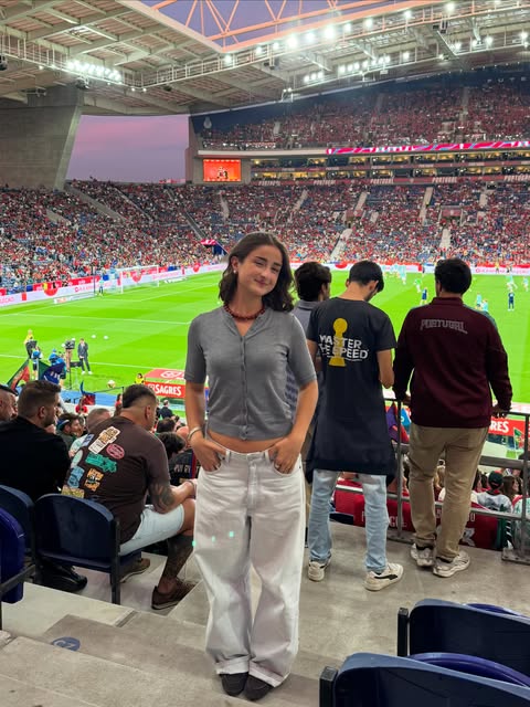 Carlota num estádio de futebol